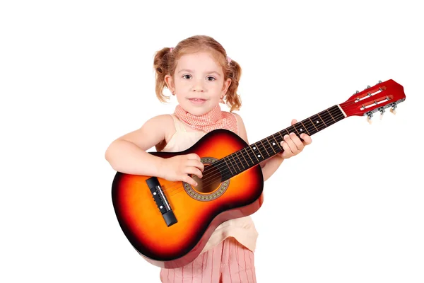Malá dívka hry akustická kytara — Stock fotografie