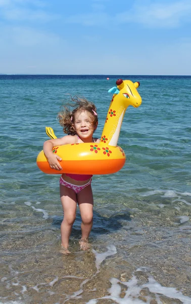 Glad liten flicka hoppar i havet — Stockfoto