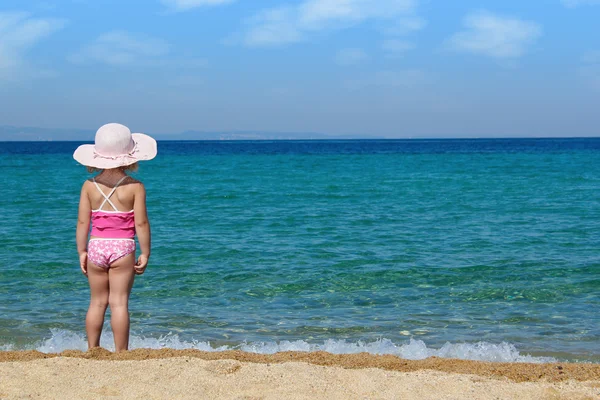 Маленькая девочка смотрит на море — стоковое фото