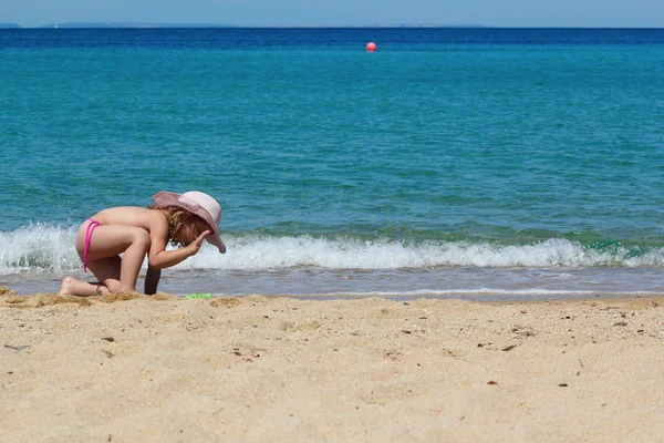 Kumsalda oynayan küçük kız. — Stok fotoğraf