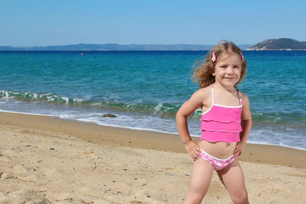 Krása malá dívka pózuje na pláži — Stock fotografie
