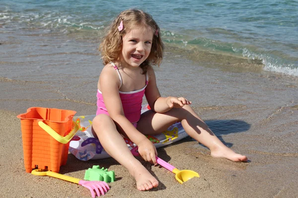 快乐的小女孩，在沙滩上玩 — 图库照片