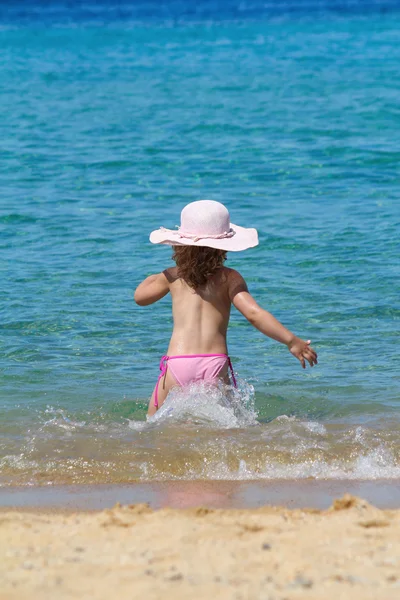 Malá holčička v moři — Stock fotografie