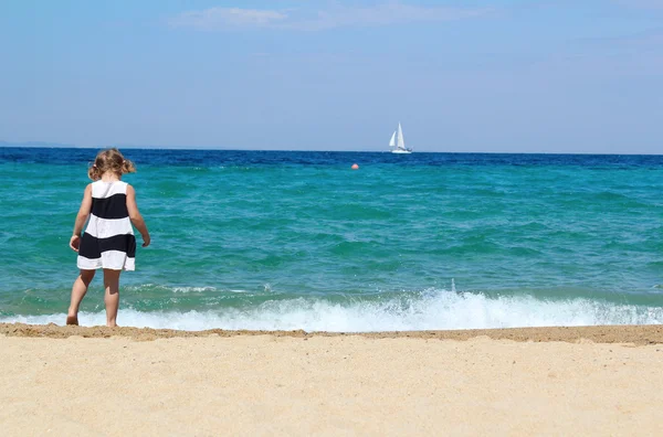 Little girl walking on the beach — Stock Photo, Image