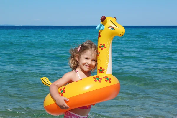 Счастливая маленькая девочка в отпуске — стоковое фото