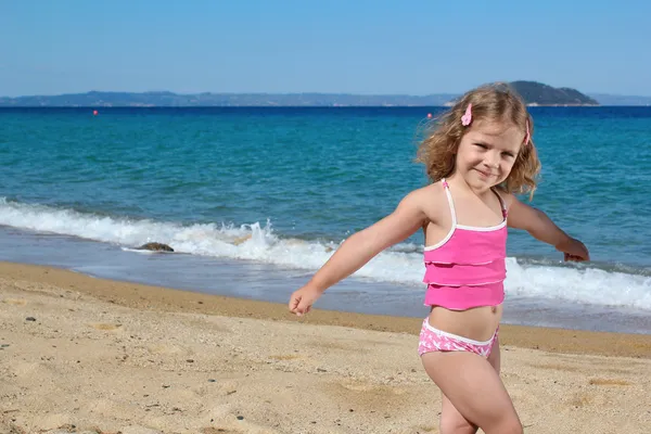 Jong meisje poseren op het strand — Stockfoto
