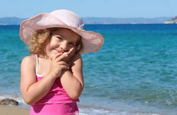Красавица маленькая девочка с портретом соломенной шляпы — стоковое фото