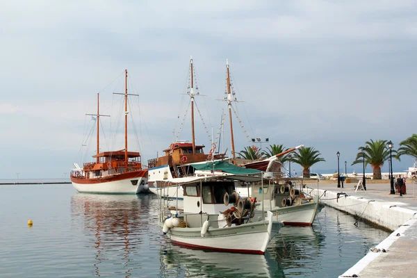Рыбацкие лодки и парусники — стоковое фото