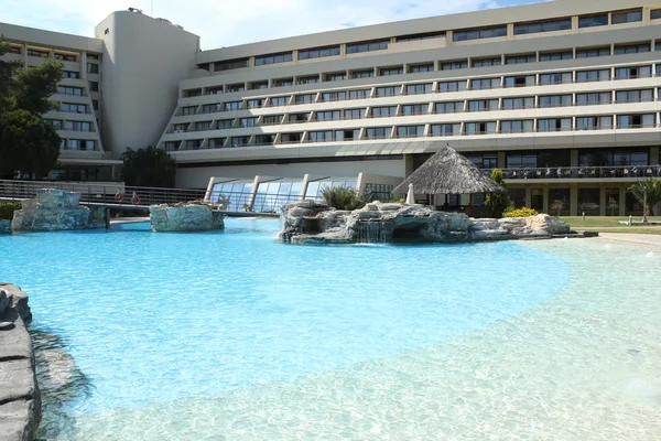 与热带酒吧和游泳池的酒店 — 图库照片