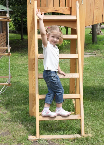 Mutlu küçük kız merdivene ayakta — Stok fotoğraf