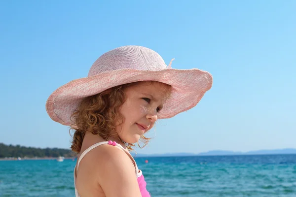 Little girl with straw hat portrait — Stock Photo, Image