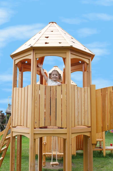 Küçük kız bir kule Bahçesi ayakta — Stok fotoğraf