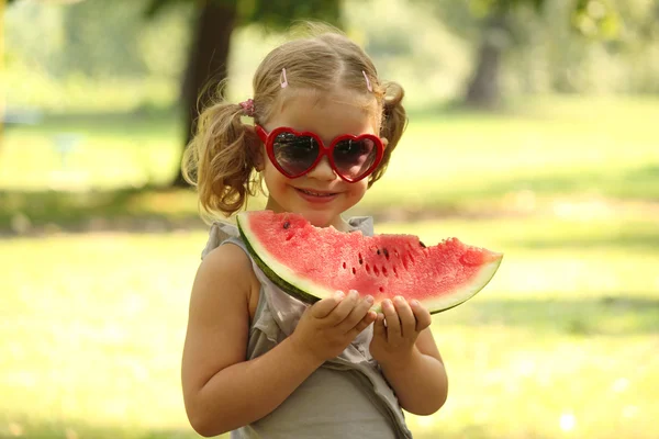 戴墨镜的小女孩吃西瓜 — 图库照片