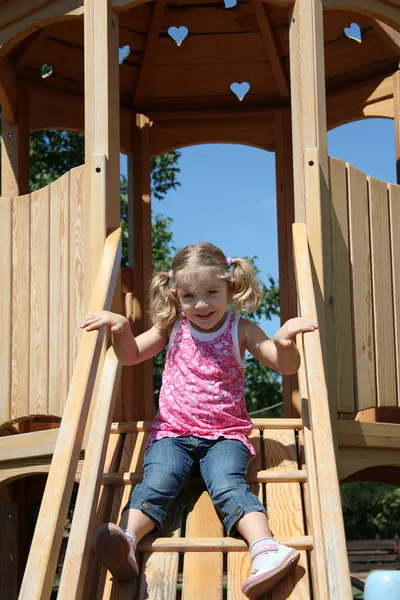 Glückliches kleines Mädchen auf Spielplatz — Stockfoto
