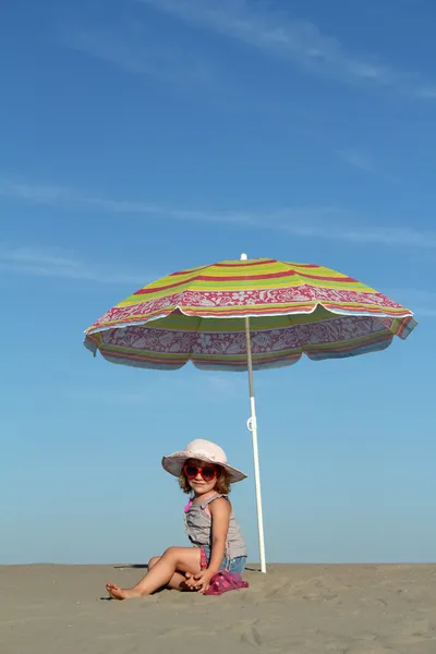 Liten flicka under parasoll — Stockfoto