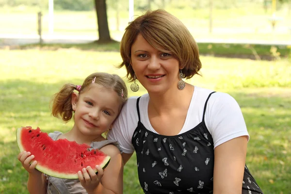 Matka a dcera s meloun — Stock fotografie
