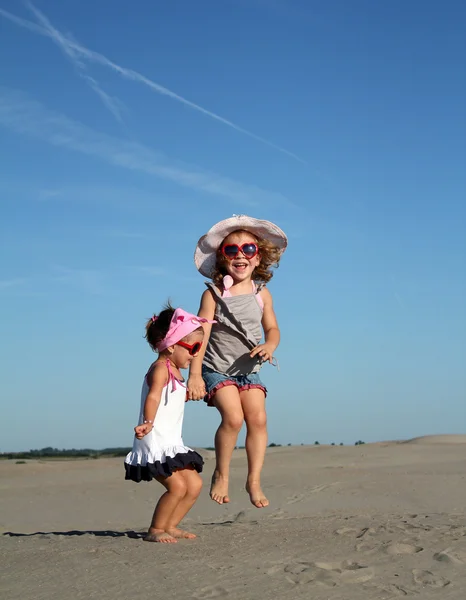 Deux heureuse petite fille sautant — Photo