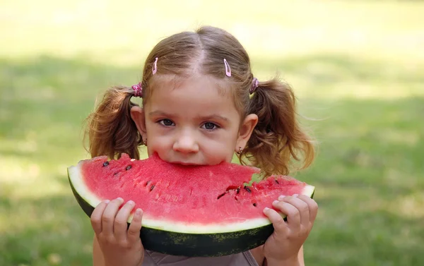 Skönhet liten flicka äter vattenmelon — Stockfoto
