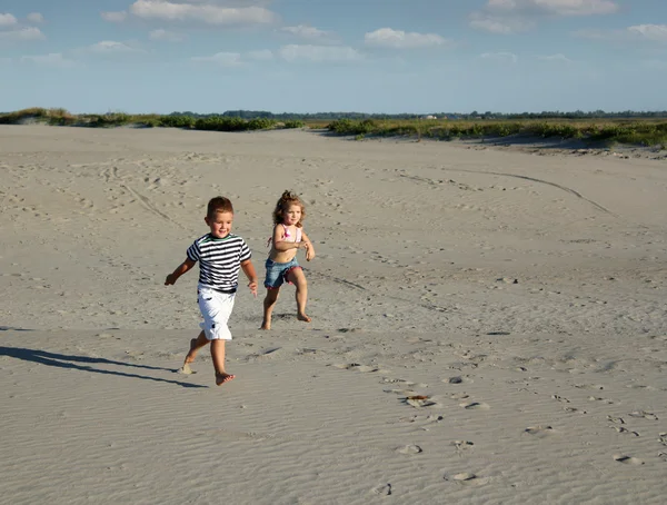 Junge und kleines Mädchen rennen — Stockfoto