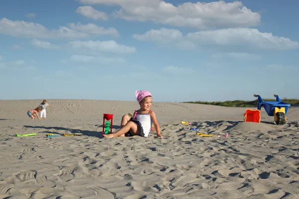 Дети играют на песке — стоковое фото