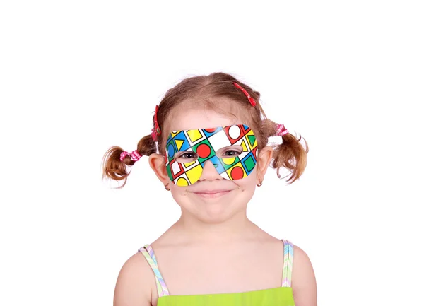 Šťastná holčička s barevnými karnevalovou maskou — Stock fotografie