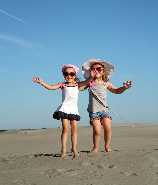 2 つの小さな女の子をジャンプ — ストック写真