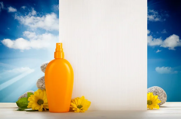 Fundo de verão - cartão em branco, flores e óleo bronzeado do sol — Fotografia de Stock