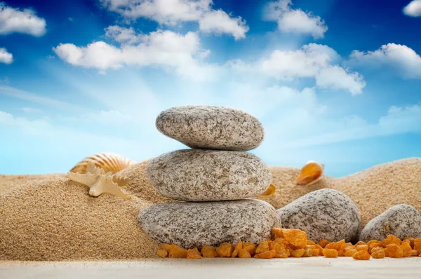 Spa still life - pietre sulla spiaggia — Foto Stock