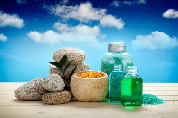 Lázně a aromaterapie - oleje a koupelová sůl — Stock fotografie