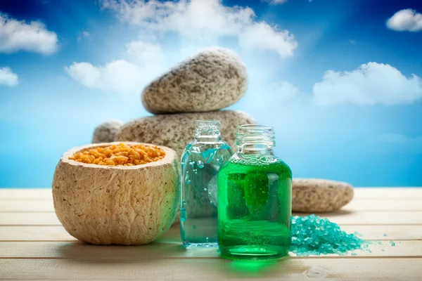 Aromatherapie - ätherische Öle und Badesalz — Stockfoto