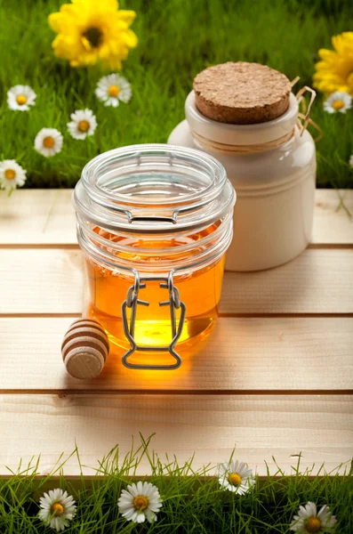Honey and spring flowers — Stock Photo, Image