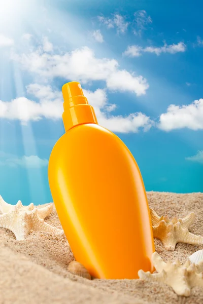 Summer sunbath - suntan oil — Stock Photo, Image