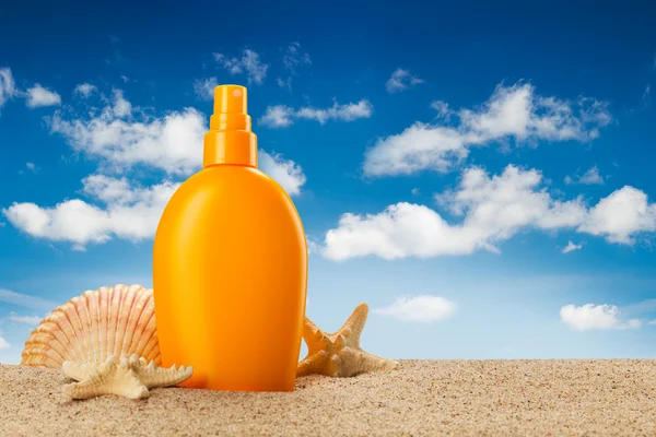 Férias de verão - óleo bronzeado do sol na praia — Fotografia de Stock