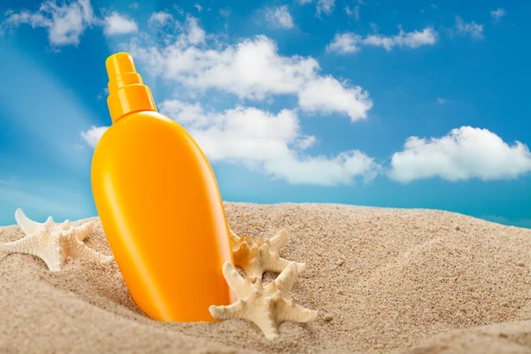 Summer sunbath - suntan oil — Stock Photo, Image