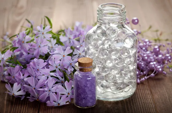 Aromaterapia e Spa - sal de banho e flores — Fotografia de Stock