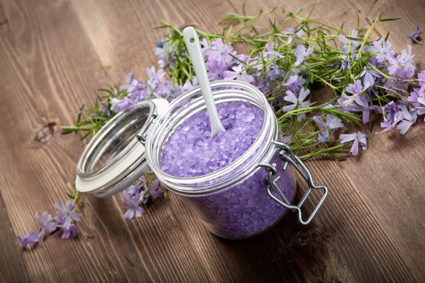 Spa and aromatherapy - lavender bath salt and flowers — Stock Photo, Image