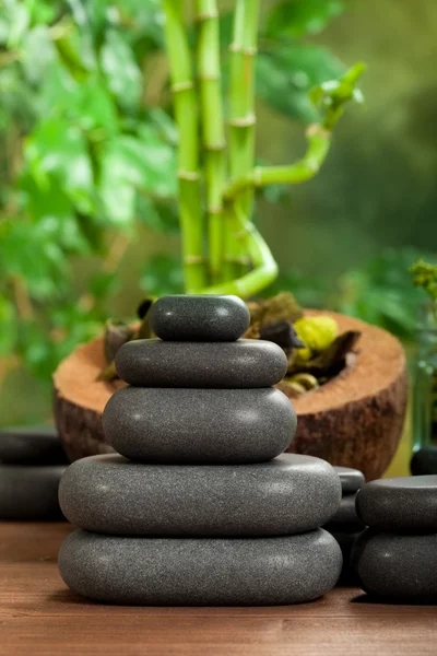 Spa masaż - czarne kamienie — Zdjęcie stockowe