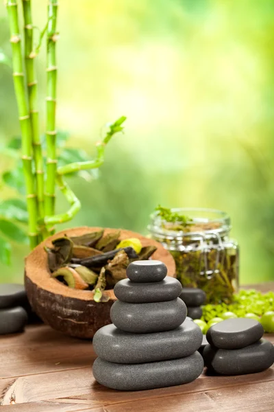 Wellness-Steine auf grünem Bambus-Hintergrund — Stockfoto