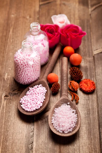 Рожева сіль для лазні для ароматерапії — стокове фото