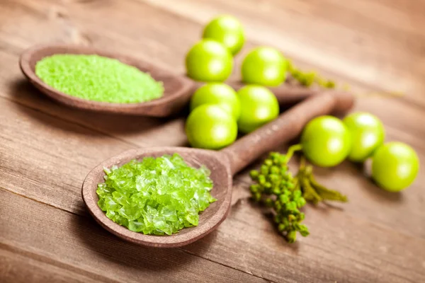 芳香疗法-绿色沐浴盐 — 图库照片