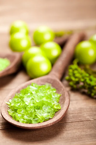 Grünes Salz für die Aromatherapie — Stockfoto