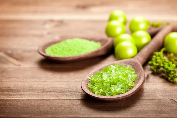アロマセラピーの緑の塩 — ストック写真