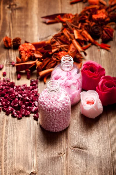 Rosafarbenes Badesalz für die Aromatherapie — Stockfoto