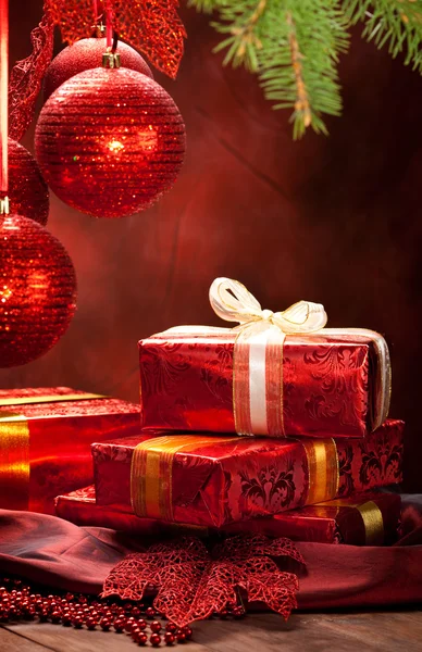 Noel dekorasyon - hediyeler ve topları — Stok fotoğraf
