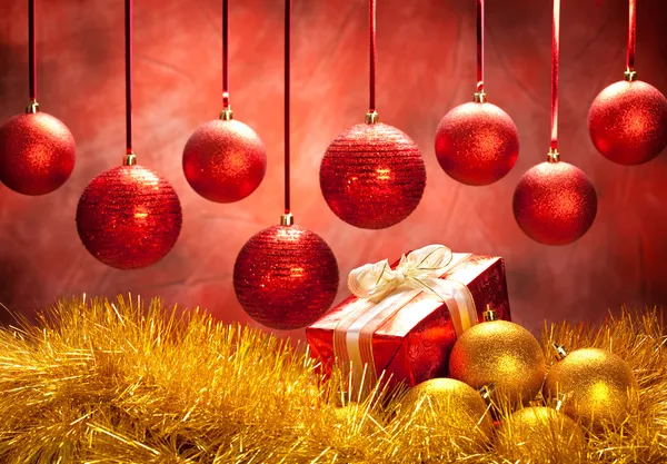 Bolas y regalo - decoración de Navidad —  Fotos de Stock