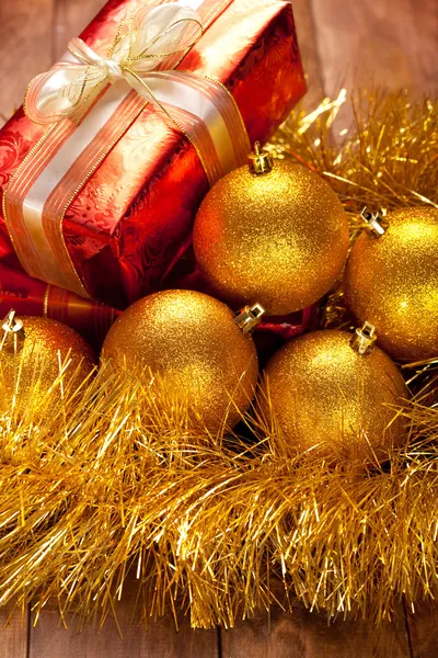 Рождественские шары и подарок — стоковое фото