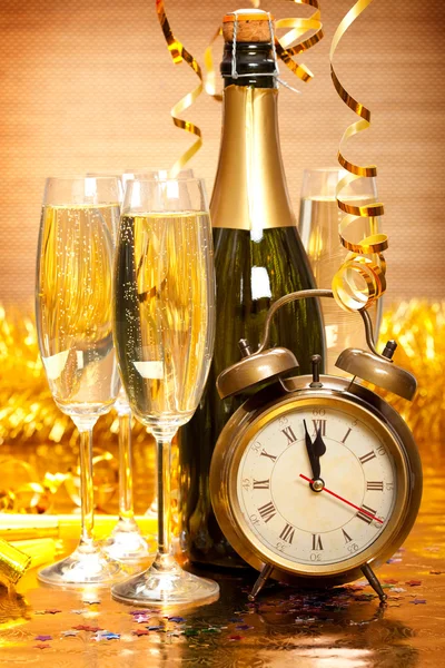 Feliz Año Nuevo - Champán y reloj — Foto de Stock