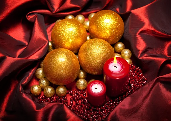 Vánoční ozdoby a svíčky — Stock fotografie