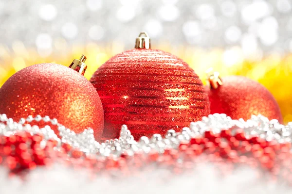 La decoración de Navidad - tres bolas rojas —  Fotos de Stock