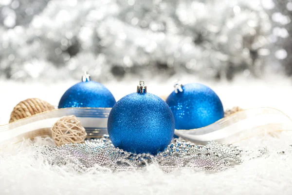 Weihnachtsdekoration - blaue Kugeln — Stockfoto